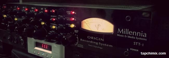 minh họa micro thu âm lẫn tiếng nhạc nền từ loa ngoài